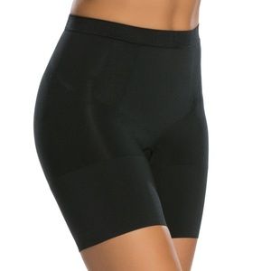 đ¤Spanx OnCore Mid Thigh Shaper Shorts